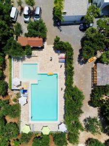 uma vista superior de uma piscina num parque de estacionamento em Trulli di Pozzomasiello em Locorotondo