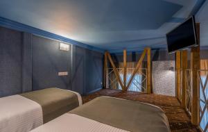 Rúm í herbergi á Gladius Inn Boutique Hotel by DNT Group