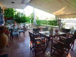 a patio with tables and chairs in a restaurant at Giorgos-Vera in Kavála