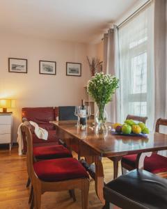 un soggiorno con tavolo in legno e divano di P&O Serviced apartments CH ARKADIA 2 a Varsavia
