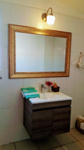 y baño con lavabo y espejo. en La Palma, en Viña del Mar