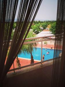 Cette chambre offre une vue sur la piscine. dans l'établissement Apartamento playa Canet de Berenguer, à Canet d'En Berenguer