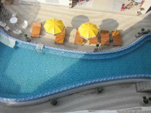 an overhead view of a large swimming pool with umbrellas at R-Con Blue Ocean in Pattaya