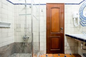 a bathroom with a shower with a glass door at Residencial Mares in Tavira