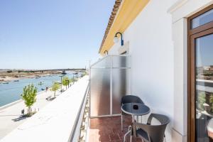 a balcony with a view of the water at Residencial Mares in Tavira