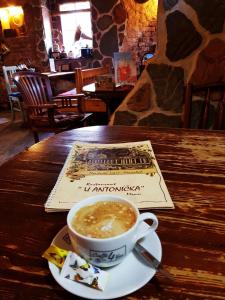 マリアーンスケー・ラーズニェにあるPenzion U Antonickova Prameneのコーヒーと新聞を用意したテーブル