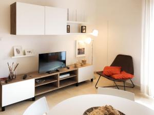 ein Wohnzimmer mit einem TV und einem Stuhl in der Unterkunft Rifugio a Mottola in Mottola