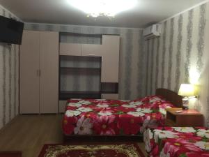 ゲレンジークにあるGolubaya Buhta "Kiparisovyi"のベッド2台、テーブル、ベッド1台が備わる客室です。