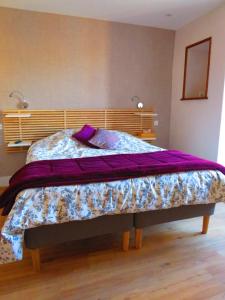 圖爾尼的住宿－LA MAISON DE MARION，卧室内的一张带紫色棉被的床