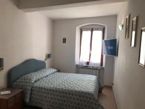 - une petite chambre avec un lit et une fenêtre dans l'établissement Ca' dei Nogi - Appartamento a Riomaggiore, à Riomaggiore