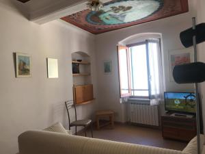 a living room with a couch and a television at Ca' dei Nogi - Appartamento a Riomaggiore in Riomaggiore