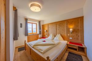 1 dormitorio con 1 cama grande en una habitación en Prackfiedererhof, en Villandro