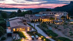 アルタにあるCarrossa Hotel & Spaの夕日の家屋空見