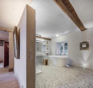 baño grande con bañera y lavamanos en Ancienne fabrique de soie À la Galicière, en Chatte 34 fotos más