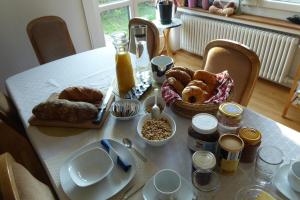 Opsi sarapan yang tersedia untuk tamu di Guntli’s family Guesthouse