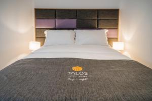 מיטה או מיטות בחדר ב-Talos Luxury Suites