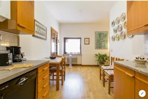 a kitchen and dining room with a table and chairs at Casa Gallieno nel cuore di Verona in Verona