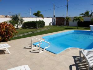 una piscina en un patio junto a una casa en Maravilhosa Villa com Piscina, en Arraial do Cabo
