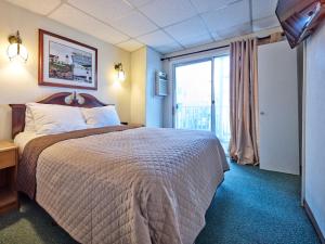 מיטה או מיטות בחדר ב-Hillcrest Inn