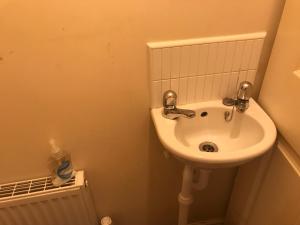 baño con lavabo blanco y radiador en HOUSE shared, New Build 36 Nottingham 3bedrooms, en Nottingham 82 fotos más