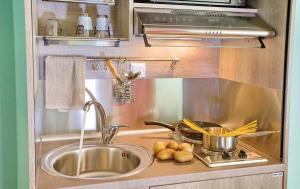 un bancone della cucina con lavandino e piano cottura di Lazy Lizard a Néa Karváli