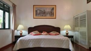 1 dormitorio con 1 cama con 2 almohadas rosas en Finca Kenya, en La Vega