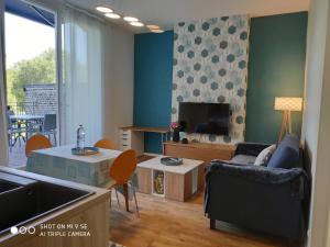 - un salon avec un canapé et une télévision dans l'établissement HORTILLON, à Amiens