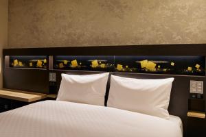 Via Inn Prime Kyotoeki Hachijoguchi客房内的一张或多张床位