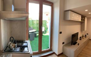 een keuken met een fornuis en uitzicht op een tuin bij Raiola Welcome in Torre Annunziata +33 foto's