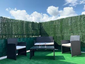 patio con 2 sedie e tavolo con bevande di Melito 30 - Raiola Welcome a Torre Annunziata