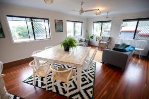 een woonkamer met een tafel en stoelen bij Yeppoon Beachhouse in Yeppoon