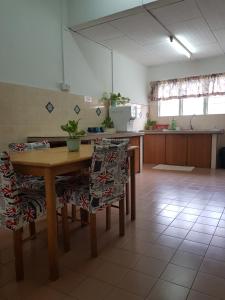 A kitchen or kitchenette at 12-15 Pax Ssue Silibin Ipoh Guest House-Homestay