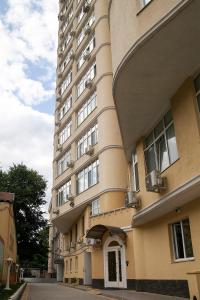 a tall building with windows on the side of it at Apartment Luxe Paris in Odesa