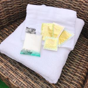 a wicker basket with white towels on top of it at Tokyo Guest House Itabashi-juku in Tokyo