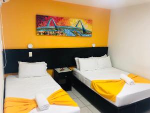 سرير أو أسرّة في غرفة في Hotel Belisario INN