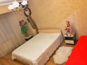 Uma cama ou camas num quarto em Апартаменты на Ленина 417 И/1