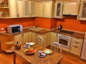 A kitchen or kitchenette at Апартаменты на Ленина 417 И/1