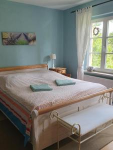 1 dormitorio con cama y ventana en Seminar und Landhaus Schönbeck en Schönbeck