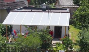 尼賴吉哈佐的住宿－DéeL apartman，房屋一侧的白色遮阳篷