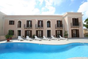 Bazén v ubytování Moresco Resort nebo v jeho okolí