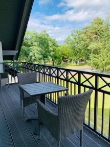 eine Terrasse mit einem Tisch und Stühlen auf dem Balkon in der Unterkunft Dreihof Brandenburg in Stülpe
