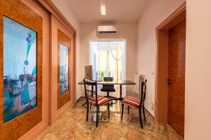 a dining room with a table and chairs at Sinestesia in Polignano a Mare