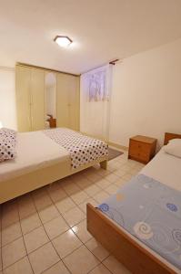 a bedroom with two beds and a mirror at Large and charming apartment near beach with big & sunny terrace in Sumartin