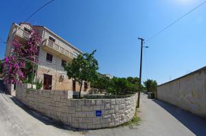 a stone retaining wall next to a building at Large and charming apartment near beach with big & sunny terrace in Sumartin