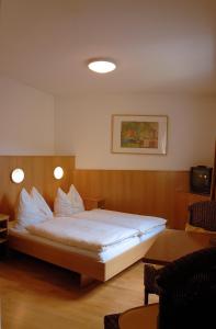 A bed or beds in a room at Madar Café Central Melk