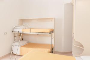 mały pokój z 2 łóżkami piętrowymi w obiekcie Hotel Altair w mieście Misano Adriatico