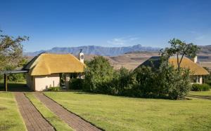 un par de cabañas con techo de hierba en Montusi Mountain Lodge en Bonjaneni