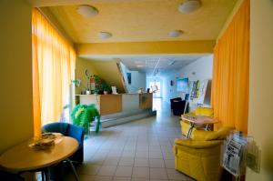 salon ze stołami i krzesłami oraz kuchnię w obiekcie MELODY APARTMAN w Zalakaros
