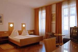 A bed or beds in a room at Madar Café Central Melk
