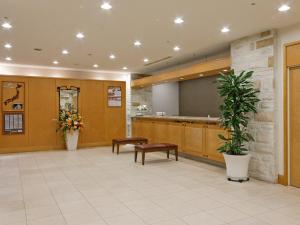 神戶的住宿－神戶雅緻燦路都大飯店，一间设有两张长椅和投影屏幕的等候室
